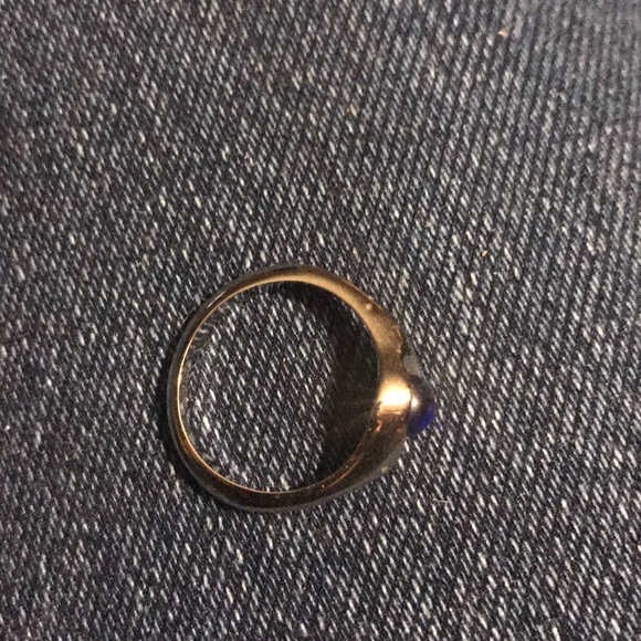 NWOT. SILVER BAND w BRILLIANT SAPPHIRE-LIKE STONE - Picture 2 of 2